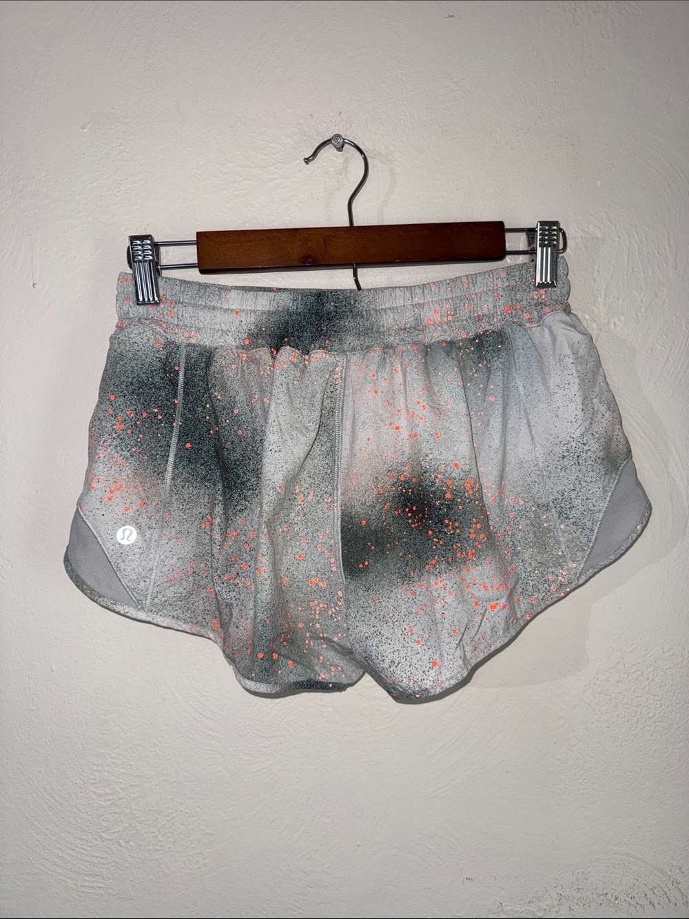 Lululemon Hotty Hot LR 2.5” Reflective Spray Camo Shorts Size 8
